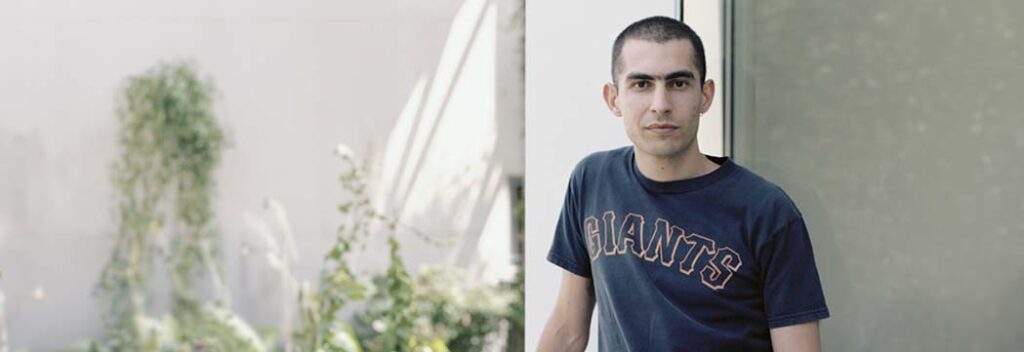 Portrait de Sébastien Jallaud, écrivain, éditeur et traducteur français spécialisé en littérature persane, capturé lors de l’événement du 23 mars organisé par Strass’Iran, mettant en lumière son travail autour de la traduction et de la promotion des œuvres littéraires iraniennes.