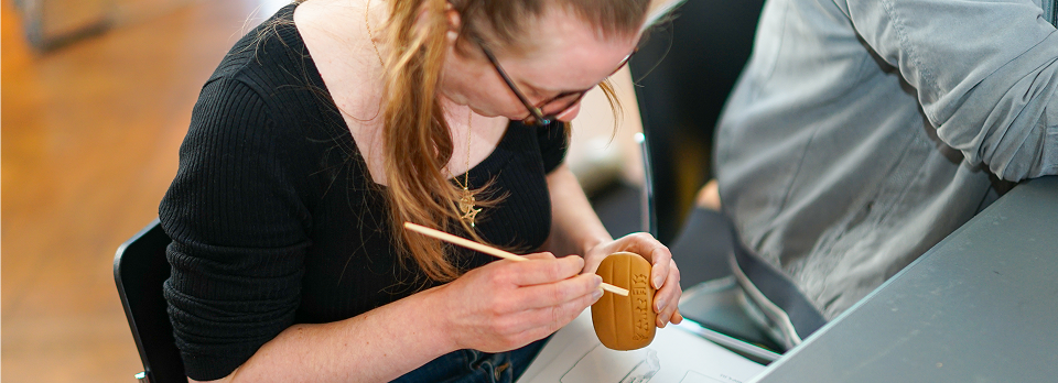 Illustration « De l’argile au papier » – processus artistique montrant la transformation d’une sculpture d’argile en dessin sur papier, utilisée dans les ateliers créatifs de Strass’Iran