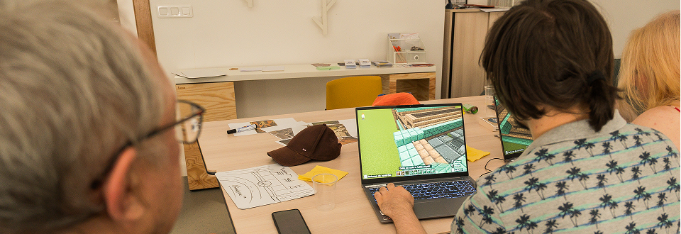 Illustration « Lab Art & Craft » – visuel mettant en avant les ateliers créatifs et artisanaux proposés par Strass’Iran, avec des éléments d’artisanat persan et des outils de création.