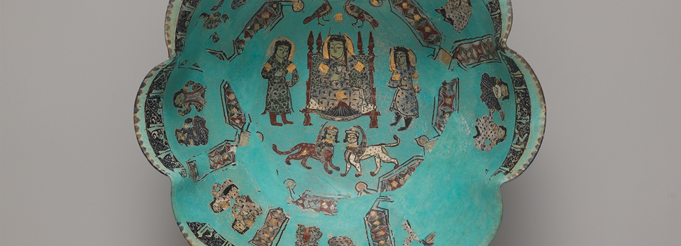 Photographie de la poterie – vase en argile façonné à la main, présenté sur un socle en bois, avec les marques de l’artisan visibles sur la surface.