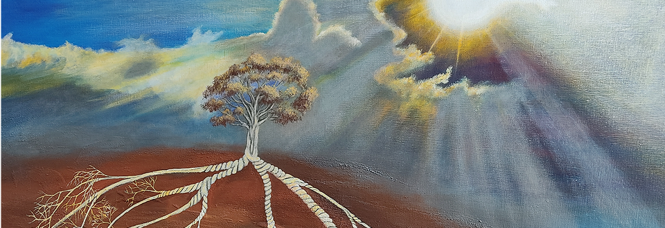 Peinture représentant un arbre au tronc élancé dont les racines s’étendent comme des cordes visibles dans un sol brun, sous un ciel dramatique avec un soleil lumineux et des rayons de lumière perçant des nuages, suggérant une atmosphère inspirante et symbolique.