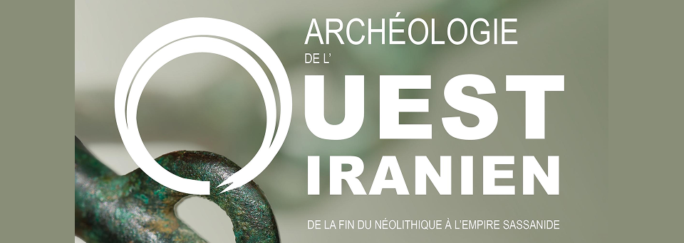 Affiche textuelle pour une exposition intitulée “Archéologie de l’Ouest iranien : de la fin du Néolithique à l’Empire sassanide”, avec un gros titre blanc sur fond vert et un fragment d’objet archéologique ancien partiellement visible à gauche.