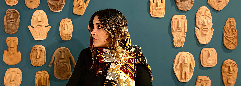 Sculpture en argile de créatures mythologiques réalisée par l’artiste Hedieh Mashayekhi, exposée au Festival StrassIran 2026