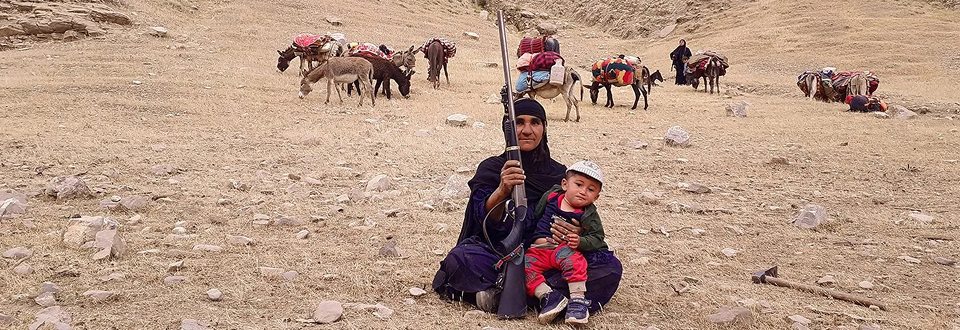 Illustration des Nomades de Zagros – représentation artistique des traditions nomades iraniennes présentée dans les activités culturelles de Strass’Iran